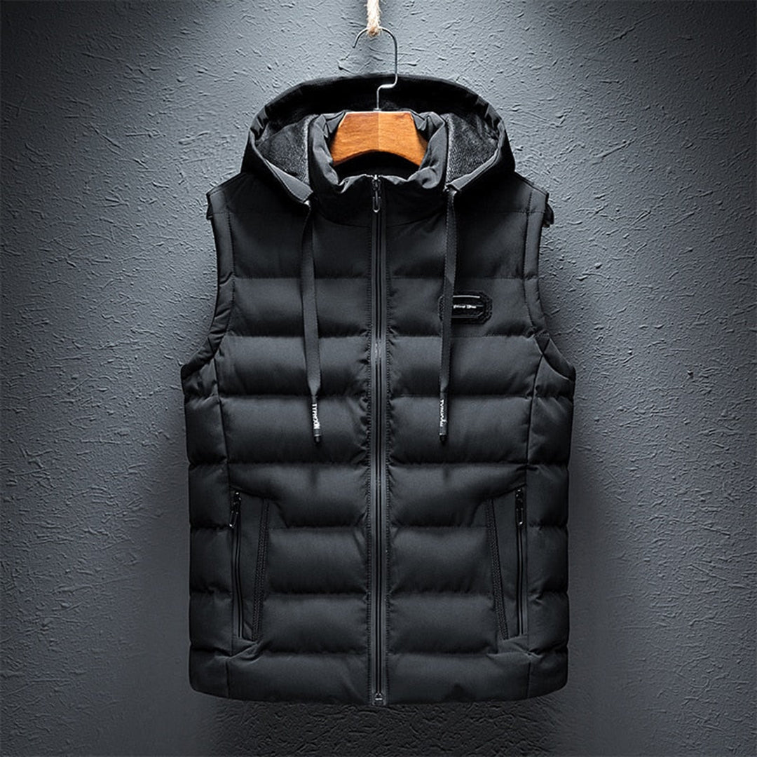 Voorkant lange zwarte bodywarmer met capuchon voor heren